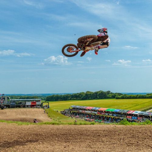 Jens Walvoort keert terug in het WK MX2 met twee punten in Engeland 